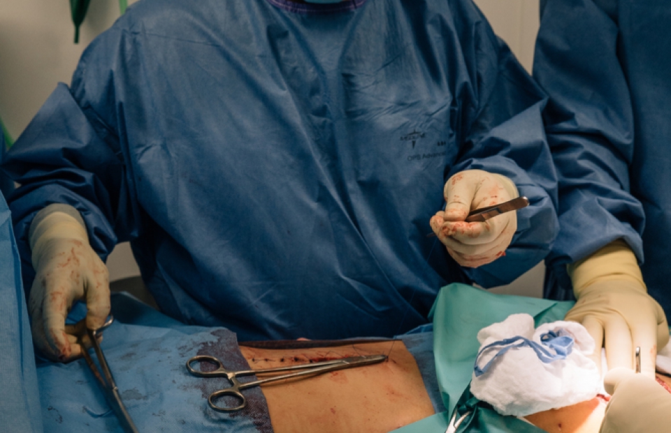 Le dr. Ridwan en pleine opération dans le centre traumatologique de Mossoul ©  Alice Martins. Irak, 2017. 