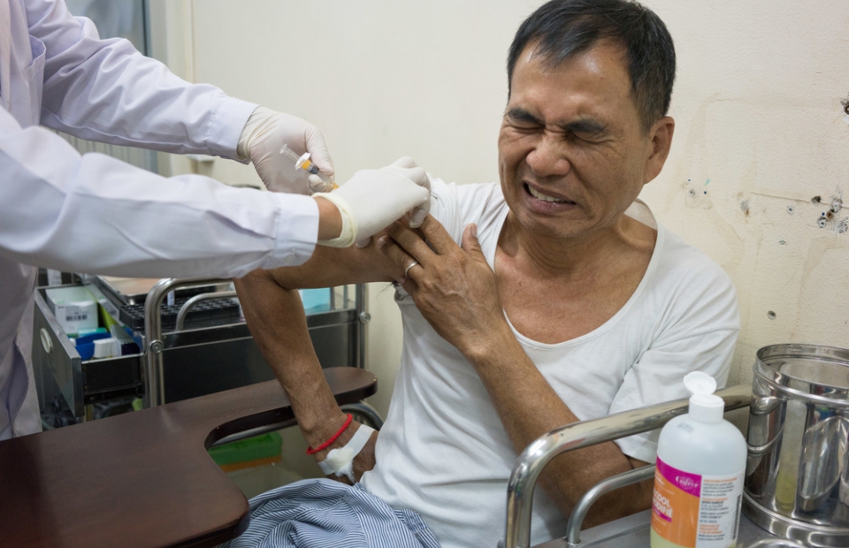Din, 50 ans, reçoit une piqûre à la clinique MSF dédiée à l'hépatite C de Phnom Penh © Todd Brown