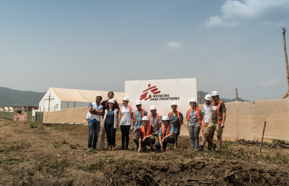 L'équipe d'expatriés MSF devant l'hôpital de Kenema encore en construction © Giuseppe La Rosa. Sierra Leone, février 2018