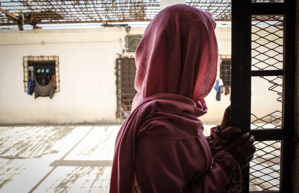 Une femme qui se trouve dans un centre de détention explique : « Les personnes ici perdent espoir. Nous sommes tous des humains. Si nous voulons partir, c’est pour avoir une vie meilleure. Nous ne sommes pas des criminels » © Sara Creta/MSF