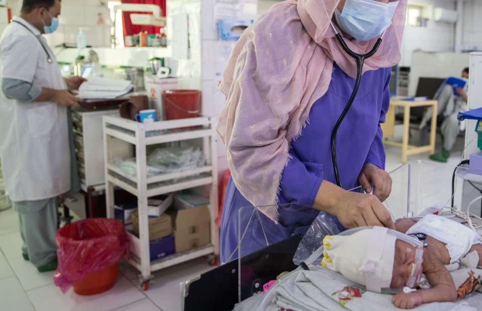 Une pédiatre MSF s'occupe d'un nouveau-né dans le service néonatal de la maternité MSF de Khost, en Afghanistan.