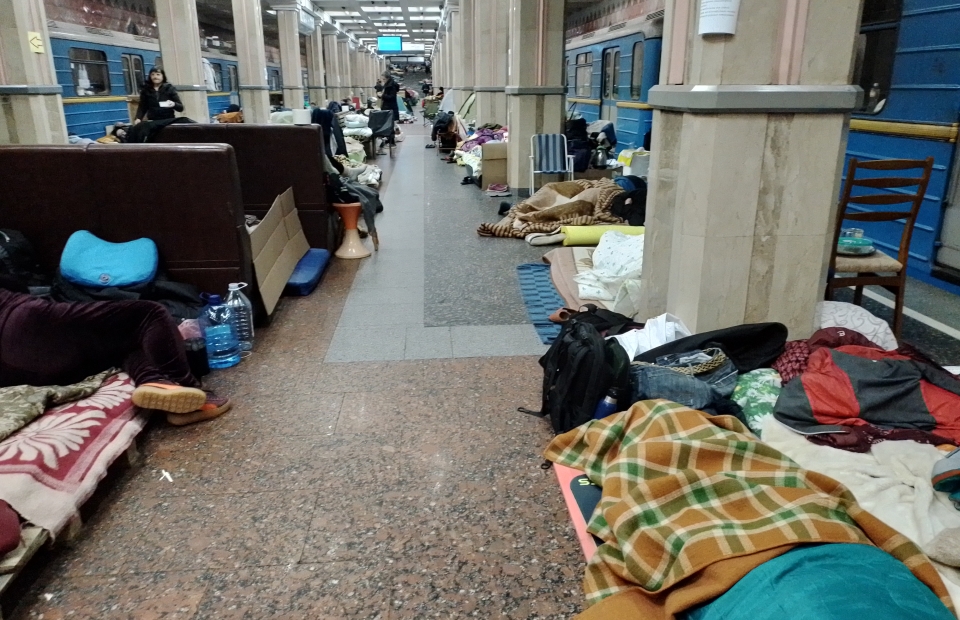 Personnes réfugiées dans le métro de Kharkiv Des lits de fortune bordent le quai d'une des stations de métro de Kharkiv. 