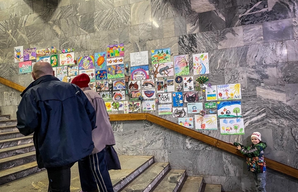 kunstwerken van kinderen en vrijwilligers op metrostation Akademika Pavlova, Khrakiv