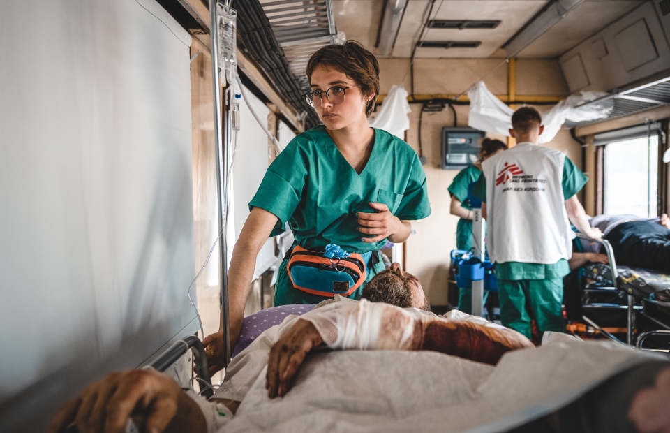 Medisch personeel onderzoekt patiënt aan boord van de trein
