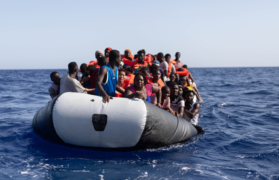 Mensen op een rubberenboot 