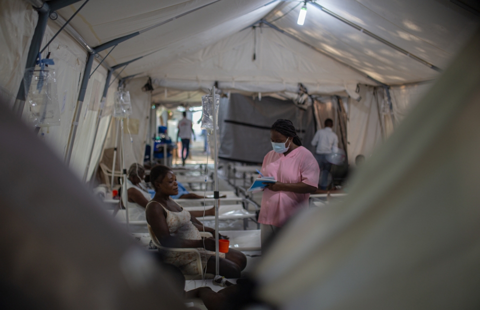 Une infirmière consulte la mère d'un enfant atteint du choléra au centre de traitement du choléra.