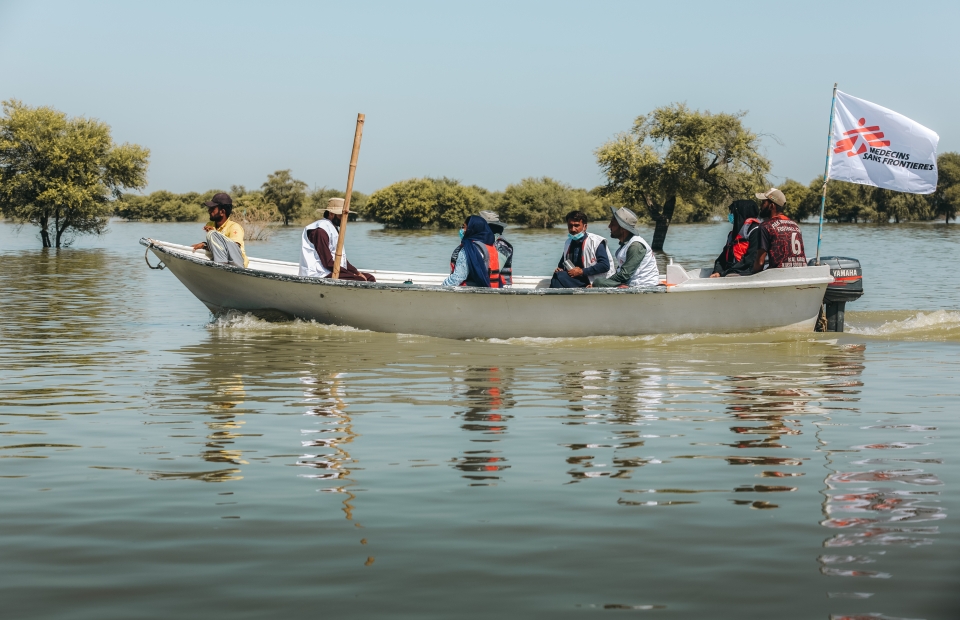 Mensen op een boot in het water