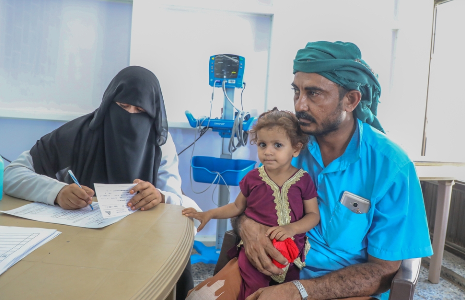 Mohammed Abu AlGhith heeft zijn kleindochter naar het ziekenhuis van Ad Dahi gebracht om haar te laten behandelen voor acute waterige diarree 