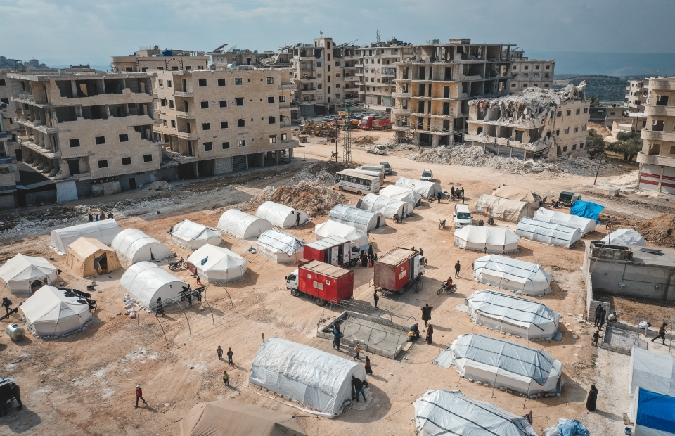 helikopterzicht van mobiele kliniek in Syrië