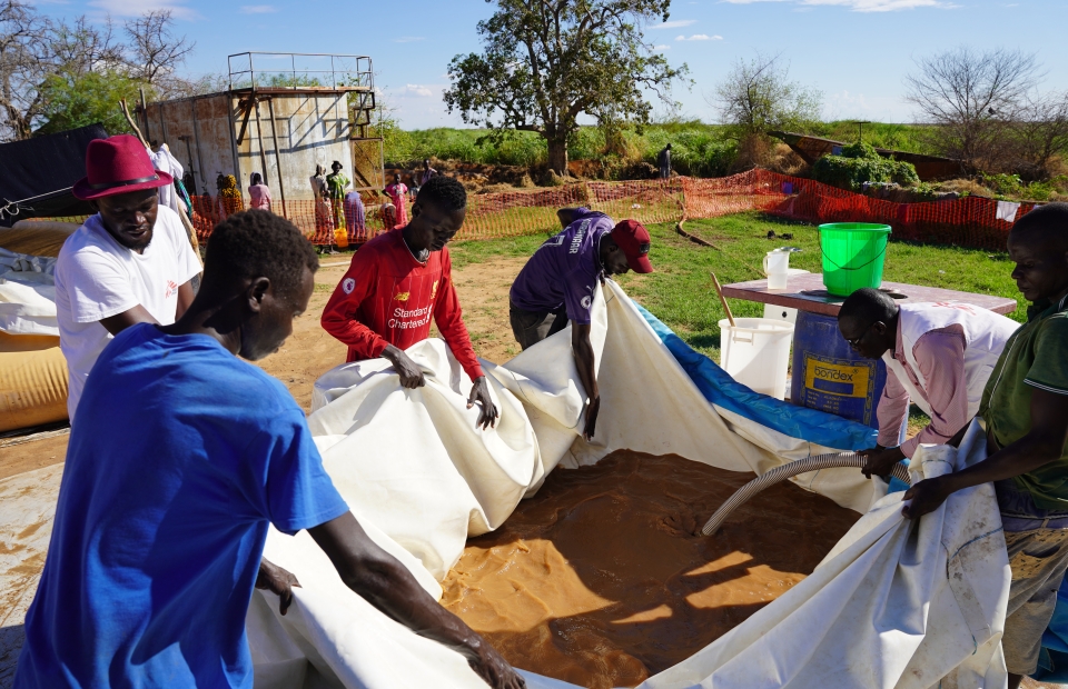 L'équipe MSF fournit de l'eau potable