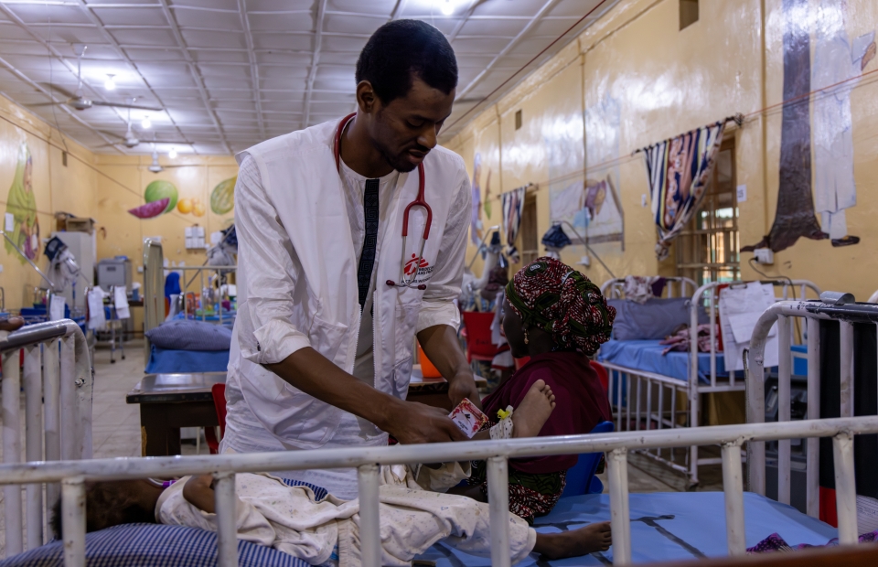Un médecin soigne un enfant souffrant de malnutrition