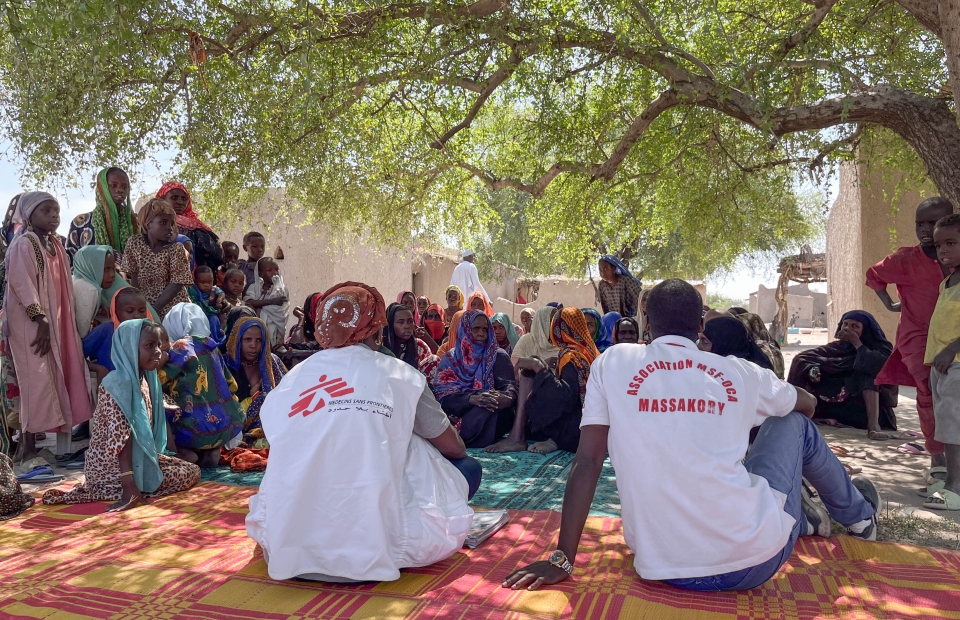 Medewerkers van Artsen Zonder Grenzen geven uitleg over ondervoeding