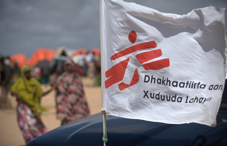 Drapeau avec le logo de MSF en Somalie en 2011. © Yann Libessart. Somalie, 2011. 