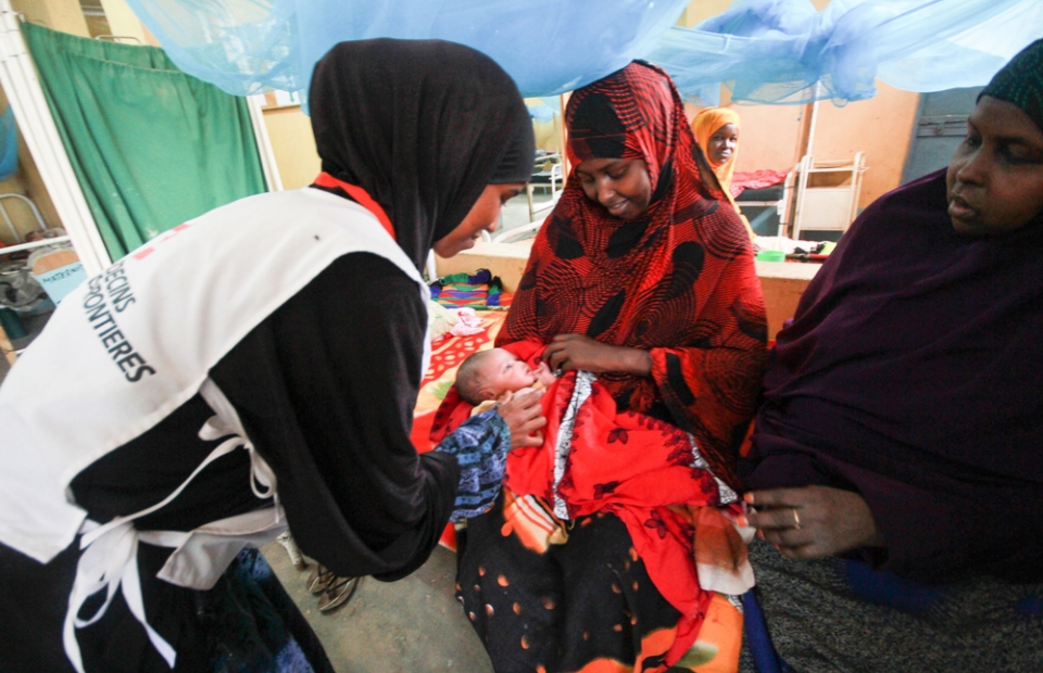 Une infirmière MSF ainsi qu'une patiente et son enfant à la maternité à Dagahaley