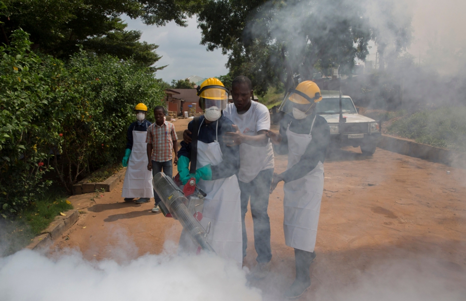Teams van Artsen Zonder Grenzen spuiten wolken insecticide om de muggen te doden © AZG © MSF