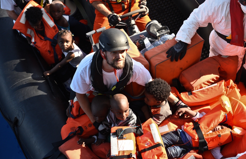 La coordinateur Sebastian effectue une opération de sauvetage en Mer Méditerranée © Sara Creta. Mer Méditerranée, juin 2016.