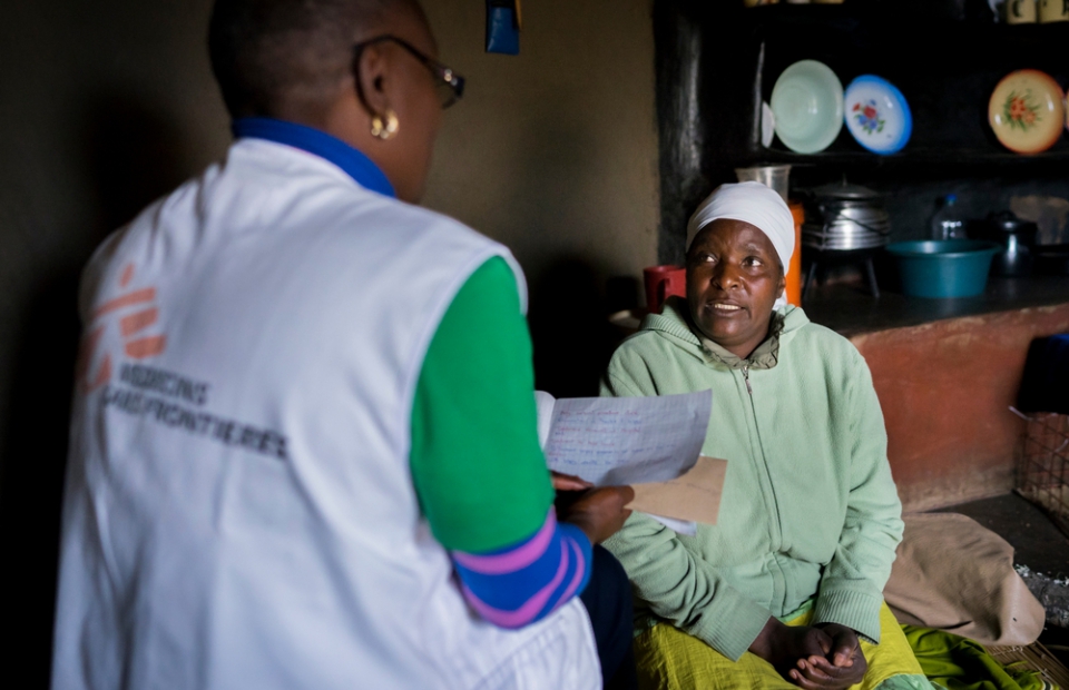 Tendai, collaboratrice MSF et Florence, patiente © Mélanie Wenger. Gutu/Zimbabwe, 2016.