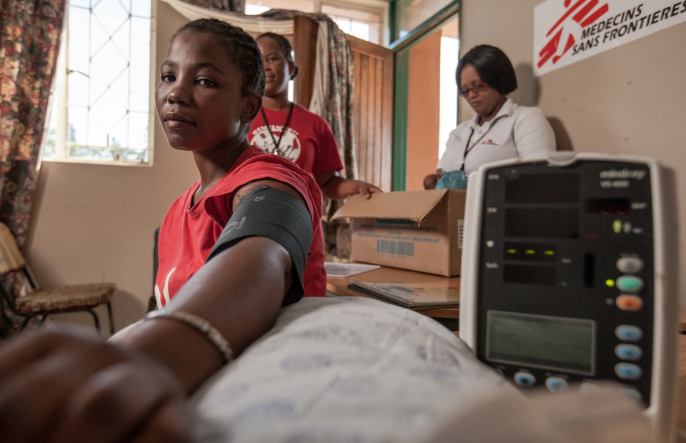 een 26-jarige hiv-patiënte laat haar bloeddruk opmeten in Eshowe