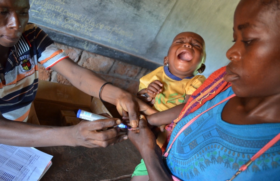 Un enfant se fait vacciner contre la pneumonie en Centrafrique © Sandra Smiley/MSF. République Centrafricaine, 2016.