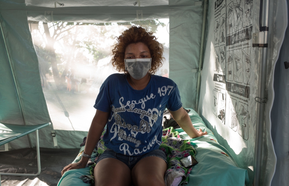  Marie, 22, werd opgenomen in het pest-hospitaal van Artsen Zonder Grenzen. Ze moet er een week blijven voor de volledige behandeling. © RIJASOLO/AZG. Madagaskar, 2017.
