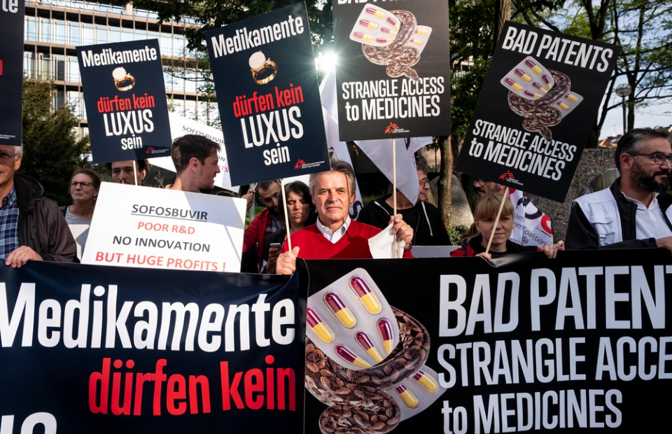 protest bij het EOB voor de hoorzitting, patent van Gilead op sofosbuvir