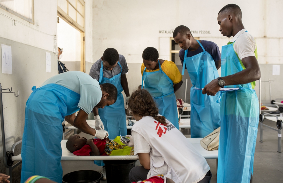 Dr. Katrien et son équipe prennent en charge un enfant atteint du choléra à Beira  © Pablo Garrigos / MSF. Avril 2019.