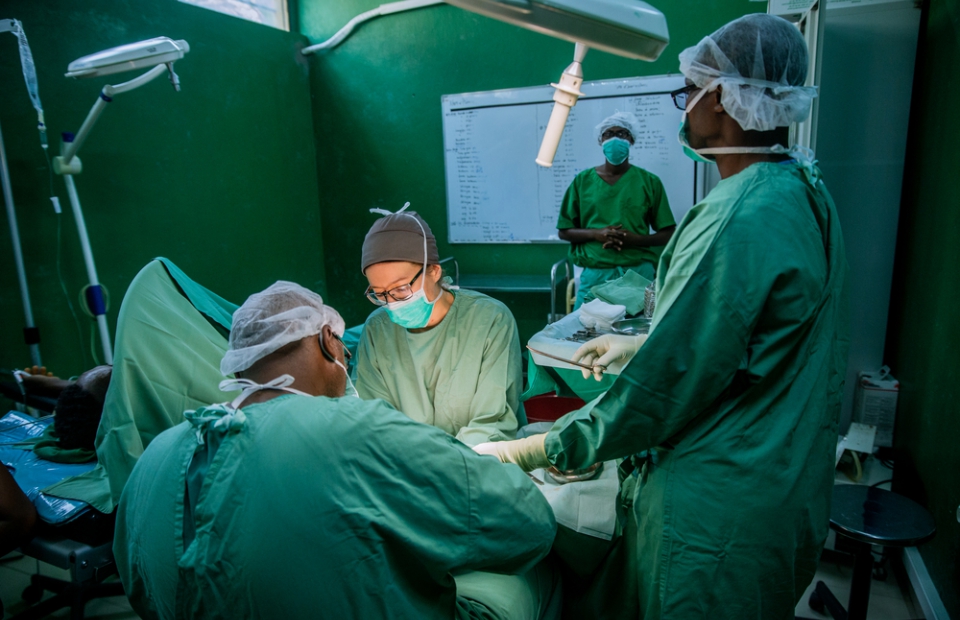 Une intervention chirurgicale est en cours au centre de traumatologie «L’Arche de Kigobe». Des chirurgiens MSF réparent les tendons du bras d'un jeune garçon après un accident de la route © Evrard Ngendakumana. Août 2019.