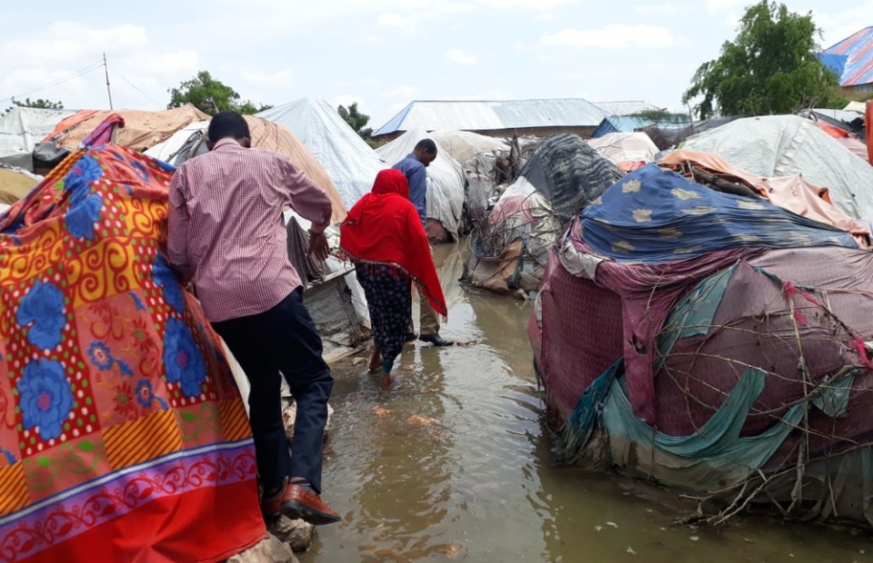 Een kamp voor intern ontheemden in de regio Beledweyne is onder water komen te staan