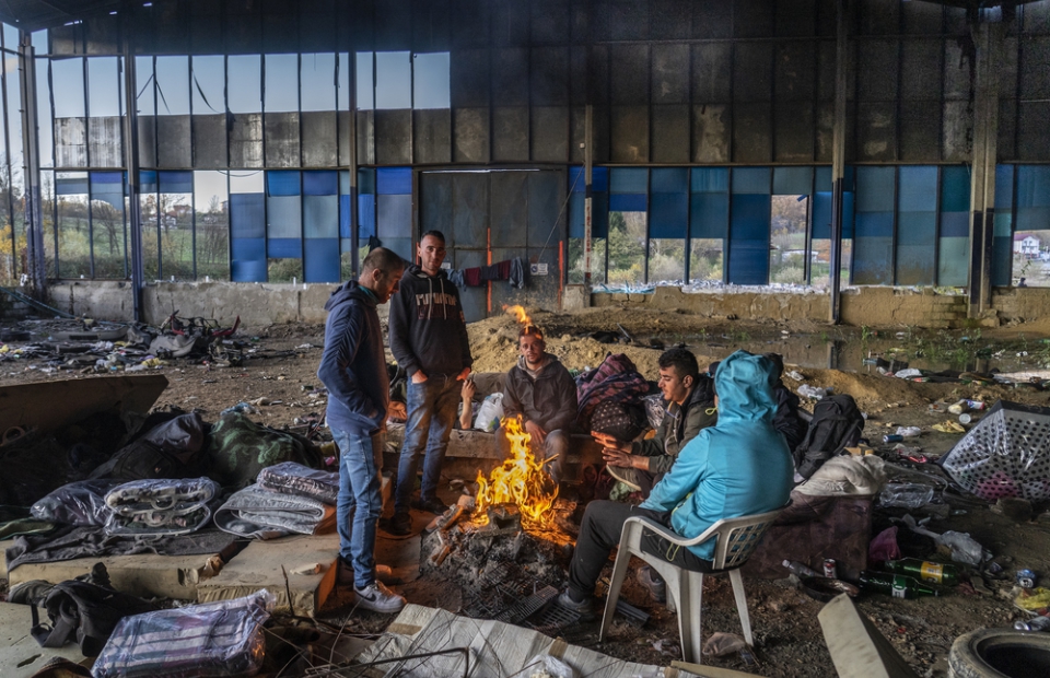 migranten en vluchtelingen leven in leegstaande gebouwen in Bosnië