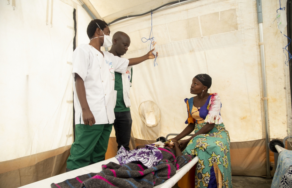 Les patients sont pris en charge par MSF et du personnel de santé publique dans un centre de traitement de Bujumbura © Evrard Ngendakumana. Burundi, novembre 2019.