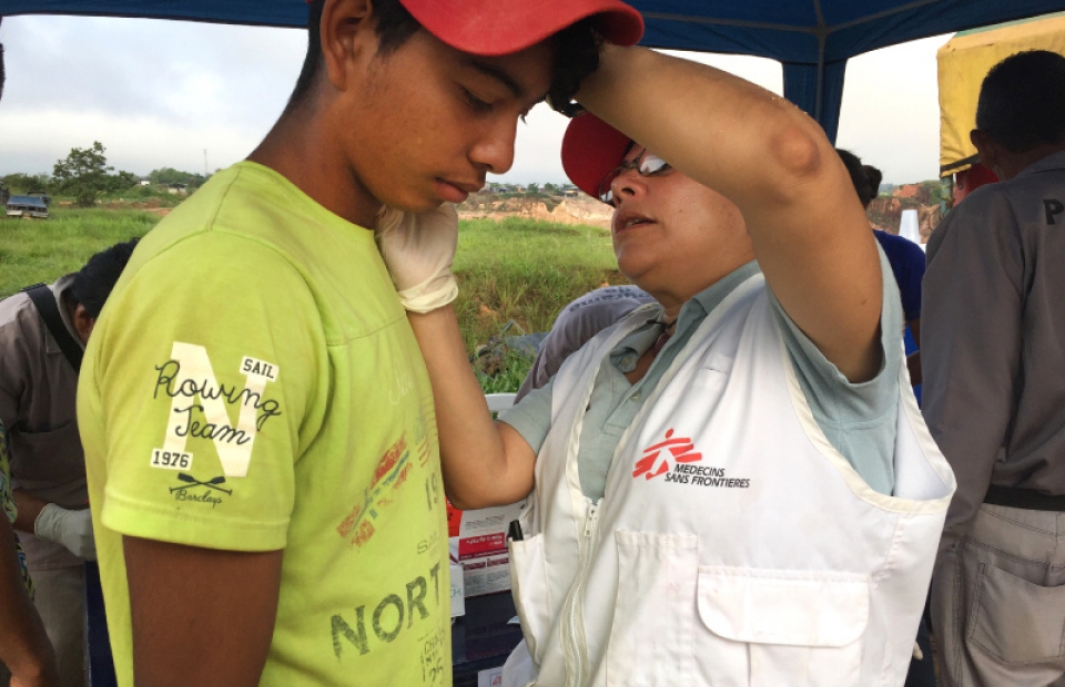 Un patient et un membre MSF à Sifontes © Diana Puyo, février 2019