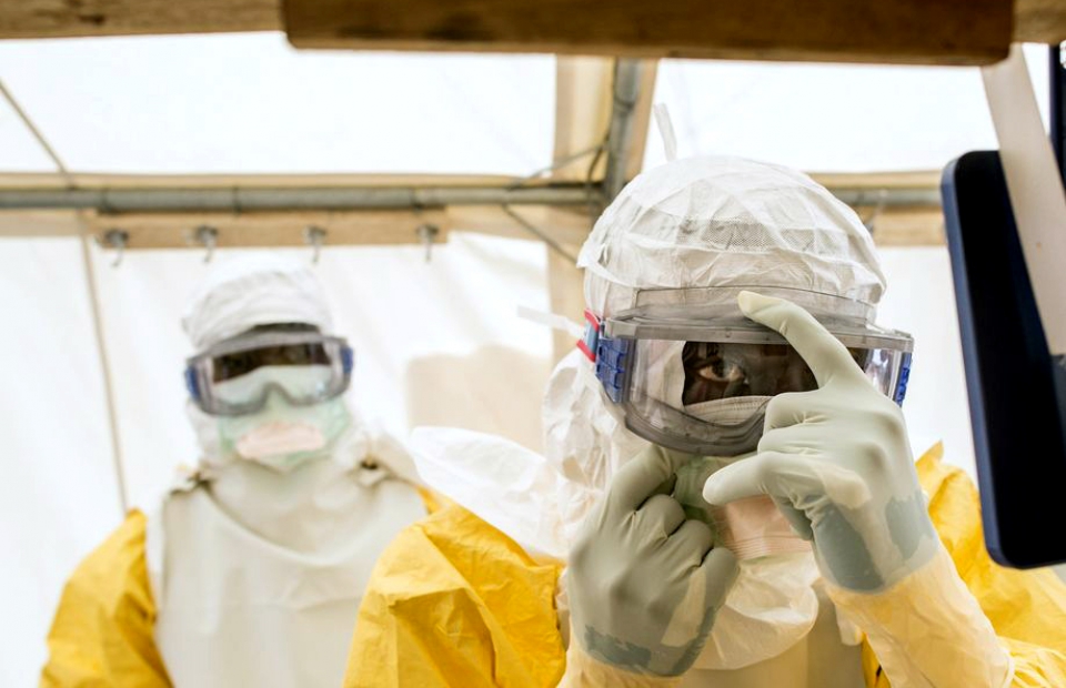 Deux collaborateurs MSF en combinaison pour venir en aide aux patients atteints d'Ebola