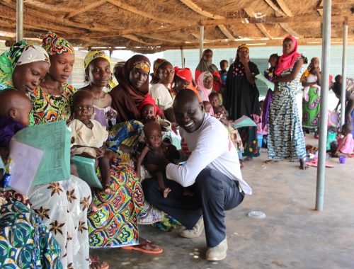 Thok Johnson, en novembre 2012, travaillait en tant qu’infirmier dans un projet mère-enfant dans la ville de Goronyo, dans le nord du Nigeria. © Dirk-Jan van der Poel, novembre 2012