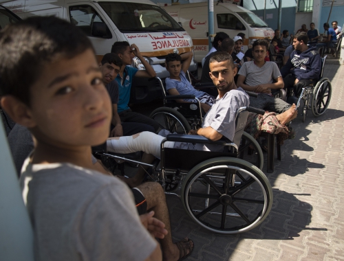 Zone d'attente devant la clinique de Beit Lahia, Gaza. Les patients essaient de trouver de l'ombre sur le parking de l'ambulance en attendant d'être pris en charge. © Aurelie Baumel, mai 2018