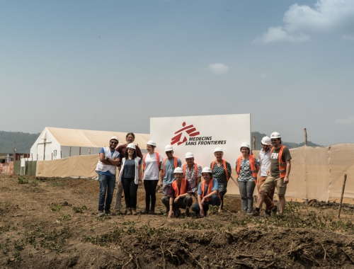 L'équipe d'expatriés MSF devant l'hôpital de Kenema encore en construction © Giuseppe La Rosa. Sierra Leone, février 2018