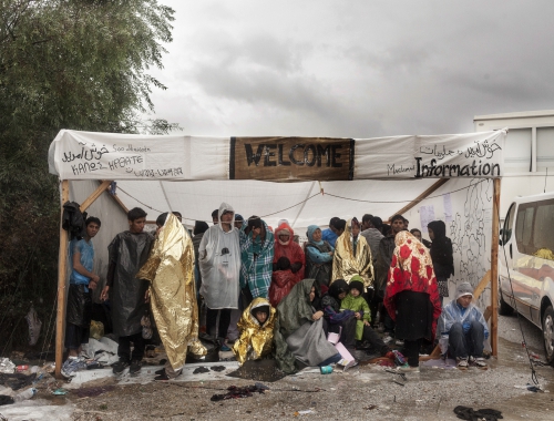 Les réfugiés s'abritent durant une tempête et attendent d'être enregistrés au centre de réception de Moria © Alessandro Penso. Grèce, 2016