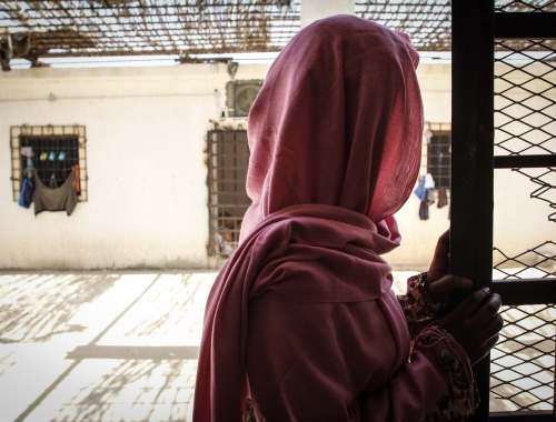 Une femme qui se trouve dans un centre de détention explique : « Les personnes ici perdent espoir. Nous sommes tous des humains. Si nous voulons partir, c’est pour avoir une vie meilleure. Nous ne sommes pas des criminels » © Sara Creta/MSF