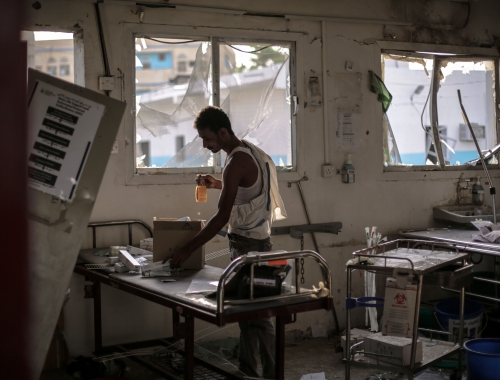 Un collaborateur de MSF cherche des médicaments dans les restes de l'hôpital d'Abs (Yémen) qui a été bombardé le 15 août par la coallition saoudienne © Rawan Shaif. Yémen, 2016.
