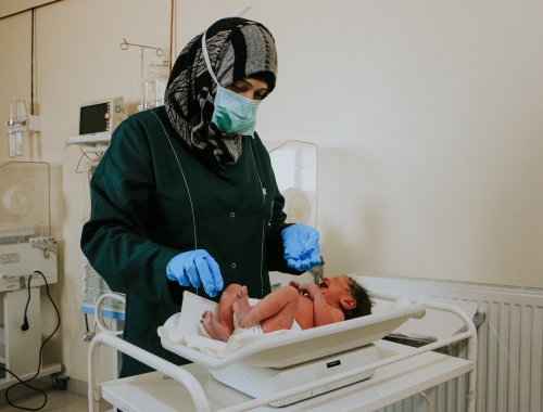 Nord-ouest de la Syrie : les femmes font face à d'importants défis sanitaires dans un contexte de raréfaction des financements