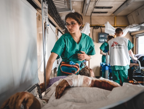 le personnel médical examine un patient à bord d'un train