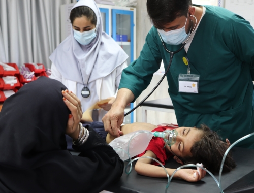 Le pédiatre de MSF, Wahed Ahmad, examine un patient récemment reçu aux urgences de l'hôpital.