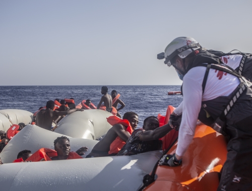 In de namiddag van 27 juni redde het AZG-team 71 mensen uit een in nood verkerende opblaasbare boot. 22mensen worden vermist, 3 mensen zijn gestabiliseerd.