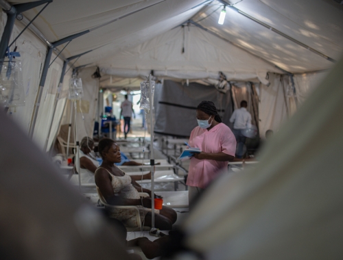 Une infirmière consulte la mère d'un enfant atteint du choléra au centre de traitement du choléra.