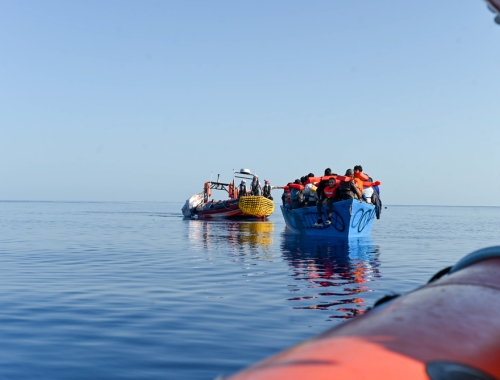 Tussen 27 en 29 oktober heeft de Geo Barents – het zoek- en reddingschip van Artsen Zonder Grenzen op de Middellandse Zee – in totaal 572 mensen in nood gered op zee, tijdens 7 verschillende reddingsoperaties in internationale wateren voor de kust van Malta. 