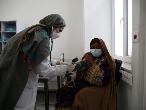 Afghaanse vrouw onderzoekt andere Afghaanse vrouw