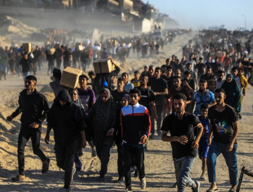 Des Palestiniens au site de distribution de la GHF à Netzarim risquent leur vie pour recevoir de la nourriture. ©MSF