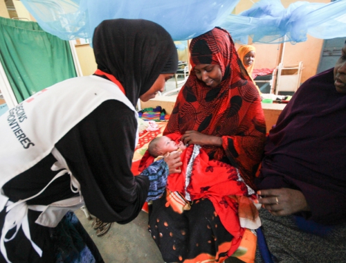 Une infirmière MSF ainsi qu'une patiente et son enfant à la maternité à Dagahaley