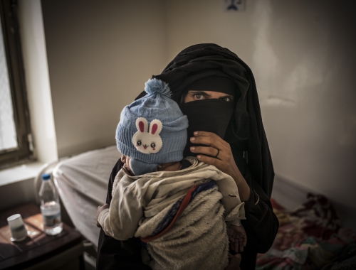 vrouw met kind in Jemen