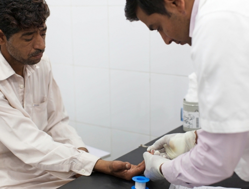 un patient se fait tester à Karachi pour voir s'il réagit bien à son traitement contre l'hépatite C