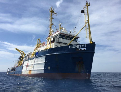 Dignity 1, één van de drie boten waarmee Artsen Zonder Grenzen vluchtelingen redt op de Middellandse Zee. © Juan Matias Gil/AZG